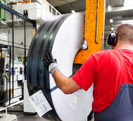 Das Vormaterial von Thyssenkrupp: 6000 t Stahl pro Jahr verarbeitet die Firma Jäkel aus Diemelstadt, einer der führenden Hersteller für Qualitäts-Maschinenmesser, davon, und fertigt daraus rund 2,8 Mio. Teile für die Landtechnik. Das Vormaterial von Thyssenkrupp: 6000 t Stahl pro Jahr verarbeitet die Firma Jäkel aus Diemelstadt, einer der führenden Hersteller für Qualitäts-Maschinenmesser, davon, und fertigt daraus rund 2,8 Mio. Teile für die Landtechnik.