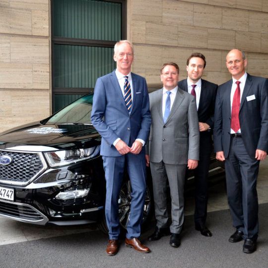 Sie wollen die kommenden Herausforderungen gemeinsam anpacken (v.li) Wolfgang Kopplin, Geschäftsführer von Ford Deutschland und die Geschäftsführung des Ford-Partnerverbands, Johann Gesthuysen, Fabio Krause und Peter Rumswinkel. Sie wollen die kommenden Herausforderungen gemeinsam anpacken (v.li) Wolfgang Kopplin, Geschäftsführer von Ford Deutschland und die Geschäftsführung des Ford-Partnerverbands, Johann Gesthuysen, Fabio Krause und Peter Rumswinkel.