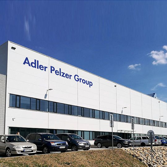 Das jüngste Fertigungswerk der Adler Pelzer Group in Bratislava, Slowakei,ging im März 2017 in Betrieb. Das jüngste Fertigungswerk der Adler Pelzer Group in Bratislava, Slowakei,ging im März 2017 in Betrieb.