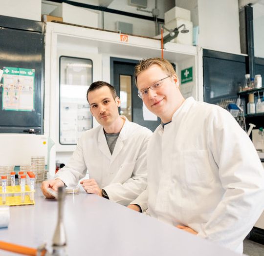 Sie haben sich das Genom der Schimmelpilze genau angeschaut: Tim Dahlmann und Dominik Terfehr (r.). Sie haben sich das Genom der Schimmelpilze genau angeschaut: Tim Dahlmann und Dominik Terfehr (r.).