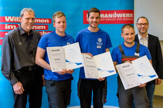 Gratulation: (v.li.) Manfred Scharfenberger (Präsident Handwerkskammer Südthüringen), Maik Roos (3. Platz), Eike-Lucas Manegold (1. Platz), Phillip Plohmann (2. Platz), Dietmar Hoffmann (Geschäftsführer Kfz-Gewerbe Thüringen).