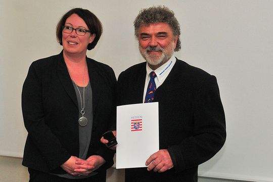 Susanne Simmler (1. Kreisbeigeordnete Main-Kinzig-Kreis) ehrt Eberhard von Keutz (Obermeister der Innung Hanau-Schlüchtern) mit dem Ehrenbrief des Landes Hessen. Susanne Simmler (1. Kreisbeigeordnete Main-Kinzig-Kreis) ehrt Eberhard von Keutz (Obermeister der Innung Hanau-Schlüchtern) mit dem Ehrenbrief des Landes Hessen.