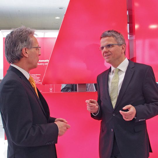 ABB übernimmt B&R: Dr. Peter Terwiesch (r.), Mitglied im Vorstand der Konzernleitung von ABB, im Gespräch mit MM-Redakteur Reinhold Schäfer. ABB übernimmt B&R: Dr. Peter Terwiesch (r.), Mitglied im Vorstand der Konzernleitung von ABB, im Gespräch mit MM-Redakteur Reinhold Schäfer.