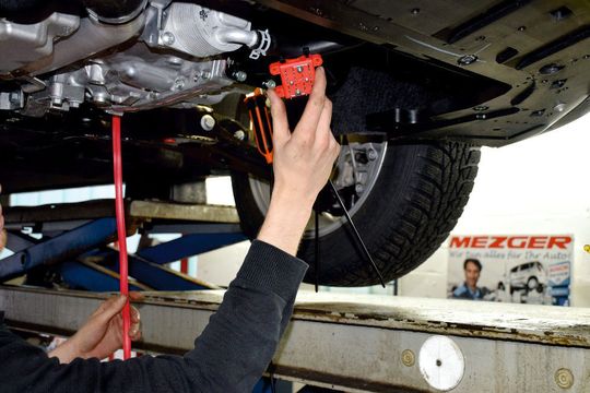 Der Monteur muss beim Platzieren der Platten einen sinnvollen Kompromiss zwischen einfacher Montierbarkeit und der Lage der zu schützenden Bauteile finden.