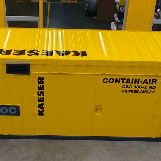 Kompakt, robust, mobil und zuverlässige ölfrei verdichtete Druckluft: die neue Kaeser Contain-Air Druckluftstation bietet eine schnelle und sichere Lösung. Kompakt, robust, mobil und zuverlässige ölfrei verdichtete Druckluft: die neue Kaeser Contain-Air Druckluftstation bietet eine schnelle und sichere Lösung.