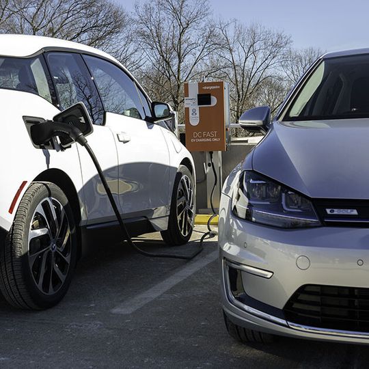 Das Bundesministerium für Wirtschaft und Energie unterstützt mit dem Förderprogramm ELEKTRO POWER II Projekte im Bereich Elektromobilität, um Deutschland bei der Elektromobilität im internationalen Wettbewerb entscheidend voranzubringen. Das Bundesministerium für Wirtschaft und Energie unterstützt mit dem Förderprogramm ELEKTRO POWER II Projekte im Bereich Elektromobilität, um Deutschland bei der Elektromobilität im internationalen Wettbewerb entscheidend voranzubringen.