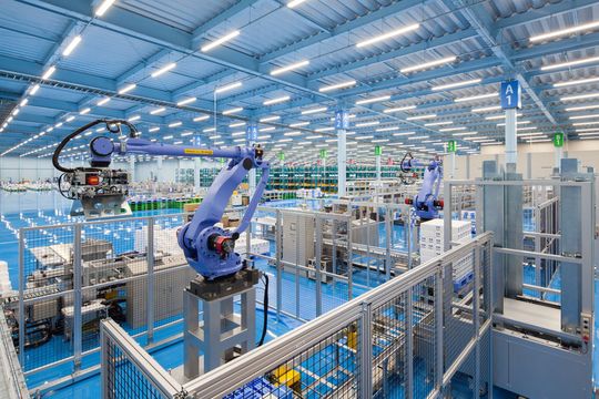 Das nach den Prinzipien von Industrie 4.0 konzipierte Lager hilft, der wachsenden Nachfrage von Kunden in Europa gerecht zu werden Das nach den Prinzipien von Industrie 4.0 konzipierte Lager hilft, der wachsenden Nachfrage von Kunden in Europa gerecht zu werden