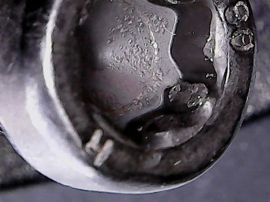 Mit Hilfe von Soll-Verformungsflächen am Schraubenkopf zeigt das EWS-System zuverlässig an, wenn eine Schraubverbindung manipuliert wurde. Mit Hilfe von Soll-Verformungsflächen am Schraubenkopf zeigt das EWS-System zuverlässig an, wenn eine Schraubverbindung manipuliert wurde.