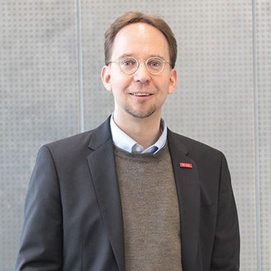 Professor Dr. Konrad Rieck, Leiter des Instituts für Systemsicherheit an der TU Braunschweig. Sein Team untersuchte Smartphone-Apps, die auf per Ultraschall verschlüsselte Datenpakete lauschen und den Nutzer damit aushorchen. Professor Dr. Konrad Rieck, Leiter des Instituts für Systemsicherheit an der TU Braunschweig. Sein Team untersuchte Smartphone-Apps, die auf per Ultraschall verschlüsselte Datenpakete lauschen und den Nutzer damit aushorchen.