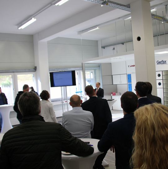 Eine Vielzahl an Fachbesuchern nahm an der Einweihung des Reinraum Showrooms der Pharmaserv Logistics teil. Eine Vielzahl an Fachbesuchern nahm an der Einweihung des Reinraum Showrooms der Pharmaserv Logistics teil.