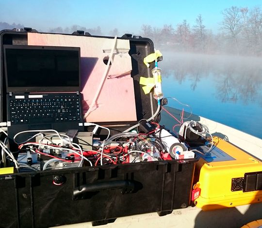 Das mobile Massenspektrometer im Einsatz auf dem Soppensee im Kanton Luzern. Das mobile Massenspektrometer im Einsatz auf dem Soppensee im Kanton Luzern.