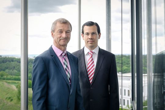 Klaus Kiesel, Geschäftsführer von Ulrich Medical (links im Bild) und Christoph Ulrich, geschäftsführender Gesellschafter und Ur-Enkel des Firmengründers, blicken auf 105 Jahre Firmengeschichte zurück. Klaus Kiesel, Geschäftsführer von Ulrich Medical (links im Bild) und Christoph Ulrich, geschäftsführender Gesellschafter und Ur-Enkel des Firmengründers, blicken auf 105 Jahre Firmengeschichte zurück.