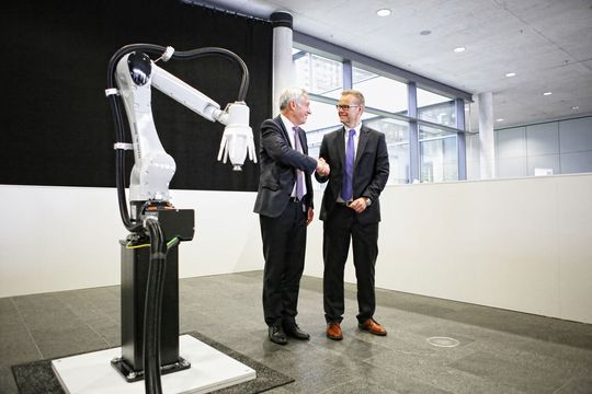 Kuka und Dürr bündeln jetzt ihr Know-how, um innovative Lösungen in der automatisierten Lackapplikation zu entwickeln.
