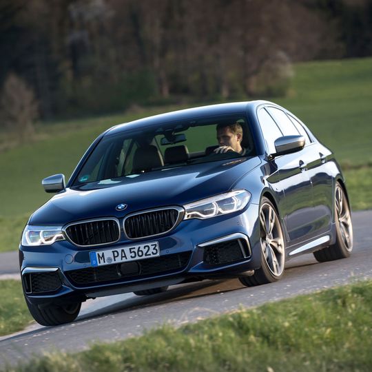 Ein Normverbrauch von 8,9 Litern auf 100 Kilometern liest sich für einen so leistungsstarken Motor nicht schlecht. Ein Normverbrauch von 8,9 Litern auf 100 Kilometern liest sich für einen so leistungsstarken Motor nicht schlecht.