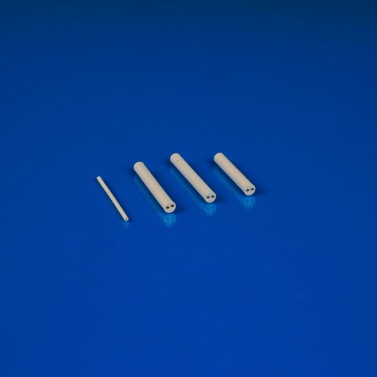 Hafniumoxid unterscheidet sich von anderen Materialien durch seine besonderen Eigenschaften und wird damit häufig zum Werkstoff der Wahl, z.B. für Hochtemperatur-Thermoelemente. Hafniumoxid unterscheidet sich von anderen Materialien durch seine besonderen Eigenschaften und wird damit häufig zum Werkstoff der Wahl, z.B. für Hochtemperatur-Thermoelemente.