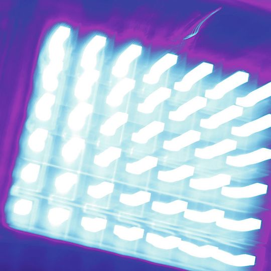Erstmals bietet Heraeus mit Semray ein Plug-&-Play-System, das mit ultravioletter Strahlung aus Hochleistungsleuchtdioden Beschichtungen wie Lacke oder Klebstoffe aushärtet. Erstmals bietet Heraeus mit Semray ein Plug-&-Play-System, das mit ultravioletter Strahlung aus Hochleistungsleuchtdioden Beschichtungen wie Lacke oder Klebstoffe aushärtet.