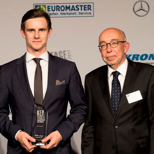Josha Kneiber (l.), Business Development Innercity/Elektromobilität bei BPW, und Werner Bicker, Mitglied der Geschäftsleitung beim ETM Verlag, bei der Preisübergabe Josha Kneiber (l.), Business Development Innercity/Elektromobilität bei BPW, und Werner Bicker, Mitglied der Geschäftsleitung beim ETM Verlag, bei der Preisübergabe