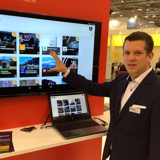 Daniel Koch, Leiter Connected Systems bei Scania Deutschland, erklärt das System Scania One.