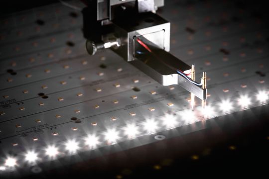 Weißes Licht: Das weiße Licht für die Allgemeinbeleuchtung wird meist über Wellenlängenkonversion erzeugt, das heißt über einen blauen LED-Chip und einen Konverterleuchtstoff. Weißes Licht: Das weiße Licht für die Allgemeinbeleuchtung wird meist über Wellenlängenkonversion erzeugt, das heißt über einen blauen LED-Chip und einen Konverterleuchtstoff.