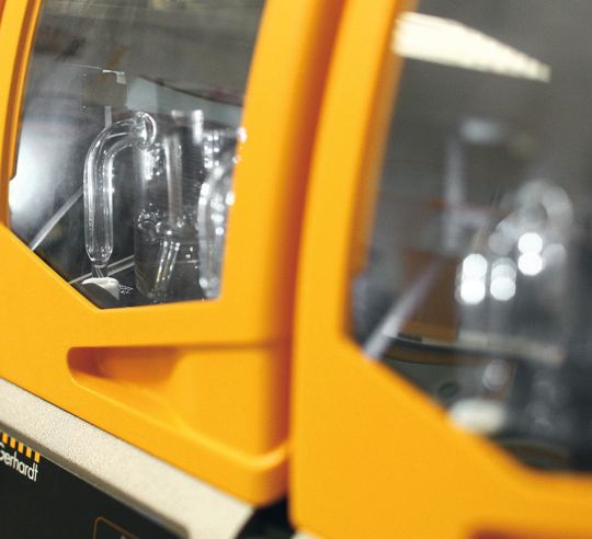 Abb.1: Hohe Arbeitssicherheit: Der gesamte Prozess läuft im geschlossenen System. Der Anwender hat keinen Kontakt mit heißen Säuren und Säuredämpfen. Abb.1: Hohe Arbeitssicherheit: Der gesamte Prozess läuft im geschlossenen System. Der Anwender hat keinen Kontakt mit heißen Säuren und Säuredämpfen.
