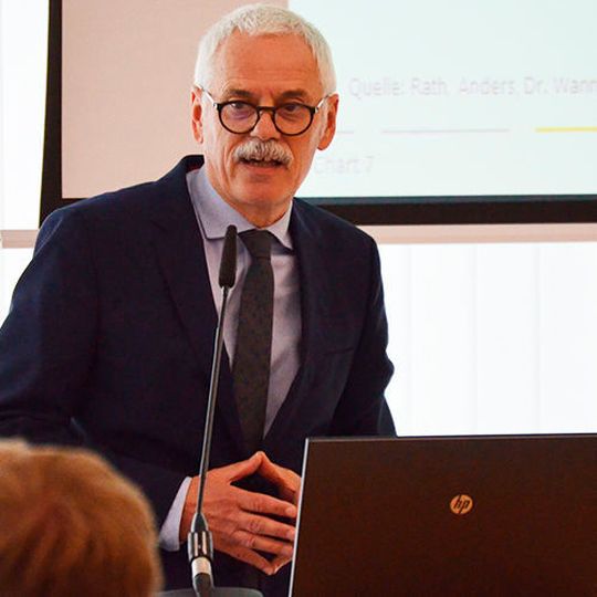 Prof. Willi Diez sprach auf dem 1. Saarländischen Automobiltag über die Digitalisierung im Automobilhandel und die Folgen für die Betriebe. Prof. Willi Diez sprach auf dem 1. Saarländischen Automobiltag über die Digitalisierung im Automobilhandel und die Folgen für die Betriebe.