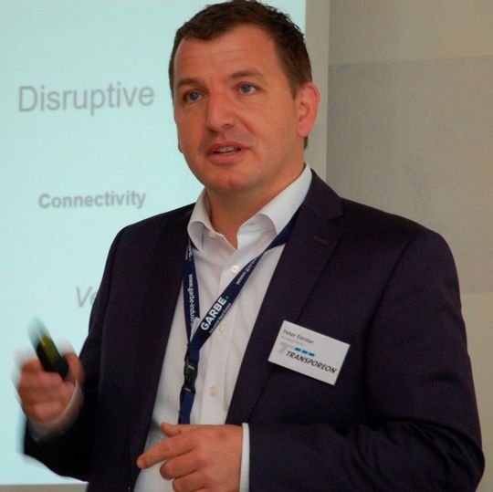 Peter Förster: „Es geht nicht darum, 4.0 zu sein, zu disrupten, digital zu sein. Es geht darum, diese wunderbaren Technologien zu nutzen, um sich letztendlich im eigenen Geschäft zu verbessern.“ Peter Förster: „Es geht nicht darum, 4.0 zu sein, zu disrupten, digital zu sein. Es geht darum, diese wunderbaren Technologien zu nutzen, um sich letztendlich im eigenen Geschäft zu verbessern.“