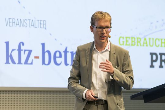 Stephan Abert, Vertriebsleiter des Nissan-Händlers MKM Huber, gab den Händlerkollegen Tipps, wie sie den E-Autoverkauf erfolgreich aufziehen können.