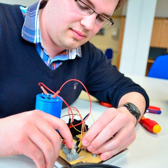 Mirko Demter überprüft die Verbindungen zur Ladeelektronik, die dafür sorgt, dass der Apparat eine gleichmäßige Spannung produziert, die dann angeschlossen ans Handy in Strom umgewandelt wird. Mirko Demter überprüft die Verbindungen zur Ladeelektronik, die dafür sorgt, dass der Apparat eine gleichmäßige Spannung produziert, die dann angeschlossen ans Handy in Strom umgewandelt wird.