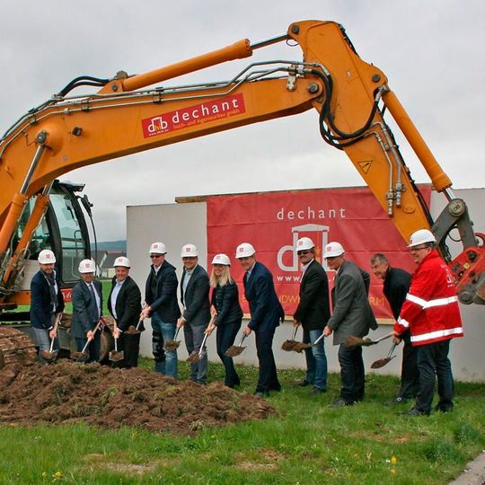 Spatenstich bei Pass (v.l.): Architekt Bernd Detsch, Bürgermeister Martin Dannhäußer, Bernhard Moser (Statiker), Michael Bauer (CEO Pass), Florian Keller (COO Pass), Bundestagsabgeordnete Silke Launert, Landrat Hermann Hübner, Helmut Reh (Firma Dechant), Georg Sünkel (Landratsamt Bayreuth), Alexander Brochier (Aufsichtsrat Pass), Peter Dechant (Firma Dechant). Spatenstich bei Pass (v.l.): Architekt Bernd Detsch, Bürgermeister Martin Dannhäußer, Bernhard Moser (Statiker), Michael Bauer (CEO Pass), Florian Keller (COO Pass), Bundestagsabgeordnete Silke Launert, Landrat Hermann Hübner, Helmut Reh (Firma Dechant), Georg Sünkel (Landratsamt Bayreuth), Alexander Brochier (Aufsichtsrat Pass), Peter Dechant (Firma Dechant).