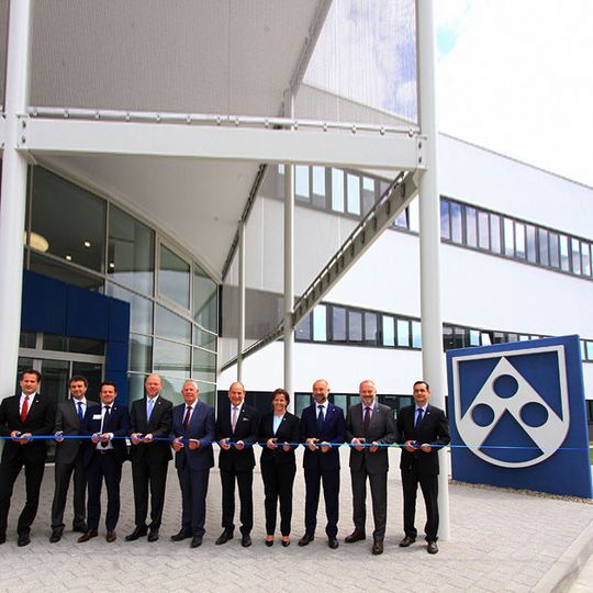 Röchling Automotive hat sein neues Entwicklungszentrum in Wörms feierlich eröffnet. Vertreter des Managements, des Vorstands und der regionalen Politik durchschnitten das Eröffnungsband. Röchling Automotive hat sein neues Entwicklungszentrum in Wörms feierlich eröffnet. Vertreter des Managements, des Vorstands und der regionalen Politik durchschnitten das Eröffnungsband.