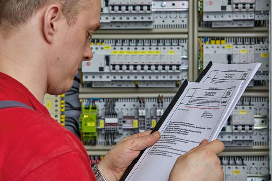 Bild 1: Der Schutz elektrischer Anlagen vor Überspannungen erhöht die Sicherheit und Verfügbarkeit der elektrischen Installation. Bild 1: Der Schutz elektrischer Anlagen vor Überspannungen erhöht die Sicherheit und Verfügbarkeit der elektrischen Installation.