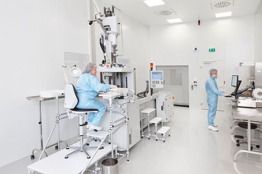 Der neue Filter aus Metallgewebe mit Kunststoffeinfassung wird von Küfner in einem Reinraum der Klasse 7 manuell hergestellt. Der neue Filter aus Metallgewebe mit Kunststoffeinfassung wird von Küfner in einem Reinraum der Klasse 7 manuell hergestellt.