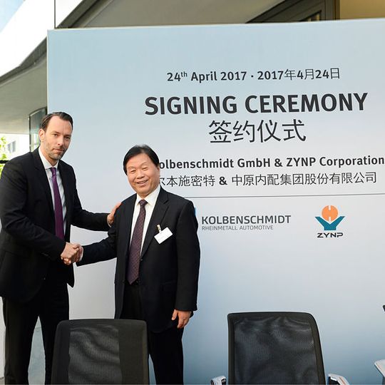 Dr. Alexander Sagel, Leiter der Division Hardparts von Rheinmetall Automotive (l.) und Delong Xue, Chairman von ZYNP, nach der Unterzeichnung der Lizenzvereinbarung. Dr. Alexander Sagel, Leiter der Division Hardparts von Rheinmetall Automotive (l.) und Delong Xue, Chairman von ZYNP, nach der Unterzeichnung der Lizenzvereinbarung.