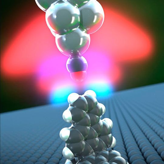 Zwischen einem Propellan (unteres Molekül) und der mit Kohlenmonoxid funktionalisierten Spitze eines Rasterkraftmikroskops bildet sich eine Wasserstoffbrücke aus. Die gemessenen Kräfte und der Abstand zwischen dem Sauerstoffatom der AFM-Spitze und den Wasserstoffatomen des Propellans entsprechen genau den Berechnungen. Zwischen einem Propellan (unteres Molekül) und der mit Kohlenmonoxid funktionalisierten Spitze eines Rasterkraftmikroskops bildet sich eine Wasserstoffbrücke aus. Die gemessenen Kräfte und der Abstand zwischen dem Sauerstoffatom der AFM-Spitze und den Wasserstoffatomen des Propellans entsprechen genau den Berechnungen.