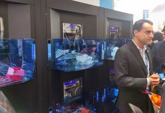 Das Auswerfen fertiger Teile und das Starten neuer Druckaufträge laufen automatisch ab.