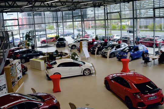 Rund drei Millionen Euro haben die Geschäftsführer in den Neubau eines Honda-Autohauses investiert, das die neuen CI-Anforderungen des japanischen Herstellers erfüllt.