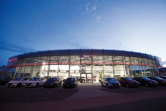 Rund drei Millionen Euro haben die Geschäftsführer in den Neubau eines Honda-Autohauses investiert, das die neuen CI-Anforderungen des japanischen Herstellers erfüllt.