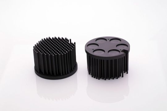Die LED-Kühlkörper von uwe electronic sind in Durchmessern von 32 bis 160 mm verfügbar. Die LED-Kühlkörper von uwe electronic sind in Durchmessern von 32 bis 160 mm verfügbar.