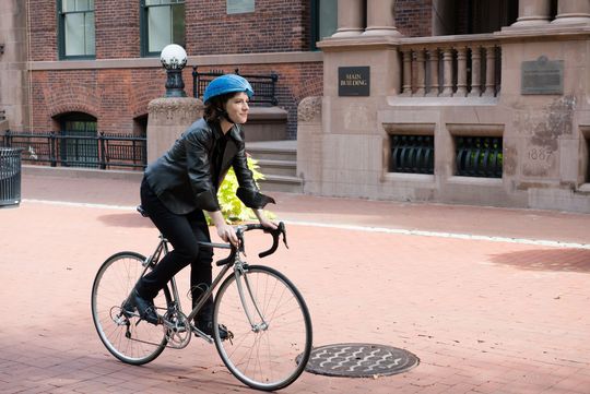 Gewinner des letzten James Dyson Award ist der Eco Helmet – ein faltbarer, recycelbarer Fahrradhelm, der für den Einsatz bei Leihrädern gedacht ist. Gewinner des letzten James Dyson Award ist der Eco Helmet – ein faltbarer, recycelbarer Fahrradhelm, der für den Einsatz bei Leihrädern gedacht ist.