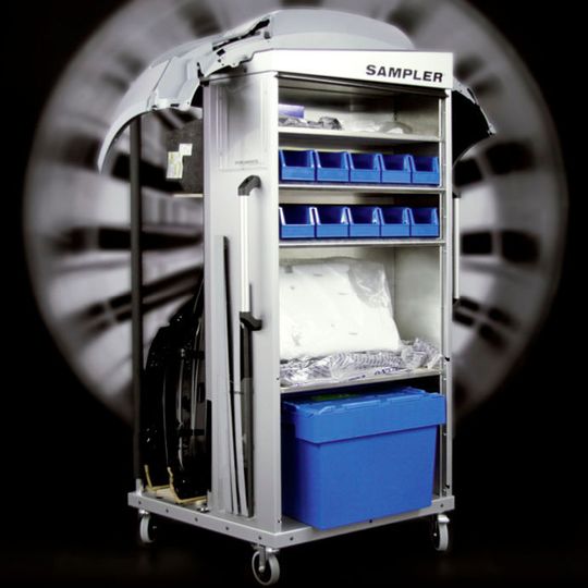 Mobil und flexibel nimmt der Sampler in der Werkstatt auch sperrige Karosseriebauteile auf. Mobil und flexibel nimmt der Sampler in der Werkstatt auch sperrige Karosseriebauteile auf.