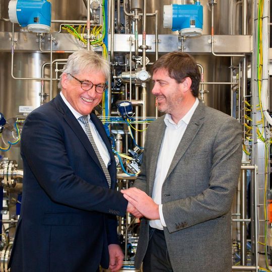 Marc Delcourt, CEO von Global Bioenergies, und Ales Bulc, Geschäftsführer des Unternehmens, bei der feierlichen Eröffnung der Demonstrationsanlage. Marc Delcourt, CEO von Global Bioenergies, und Ales Bulc, Geschäftsführer des Unternehmens, bei der feierlichen Eröffnung der Demonstrationsanlage.
