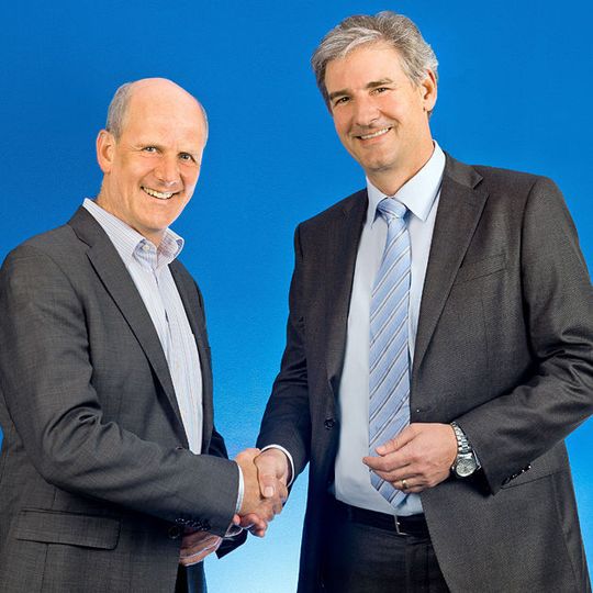 Tüv Süd Product Service und ARRK Engineering, vertreten durch die Geschäftsführer Robert Kees (r.) und Dr. Stefan Dömök, arbeiten künftig auf dem Gebiet Engineering- und Prüfdienstleistungen zusammen. Tüv Süd Product Service und ARRK Engineering, vertreten durch die Geschäftsführer Robert Kees (r.) und Dr. Stefan Dömök, arbeiten künftig auf dem Gebiet Engineering- und Prüfdienstleistungen zusammen.
