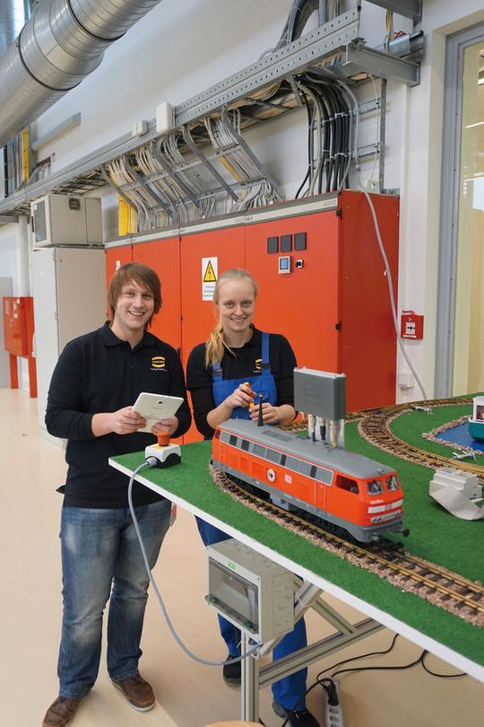 Die duale Studentin Adina Brandt, Maschinenbau, und der duale Student Pascal Haßebrock, Mechatronik, lernen im Ausbildungszentrum von Harting spielerisch den Umgang mit der Harting Mica. Die duale Studentin Adina Brandt, Maschinenbau, und der duale Student Pascal Haßebrock, Mechatronik, lernen im Ausbildungszentrum von Harting spielerisch den Umgang mit der Harting Mica.