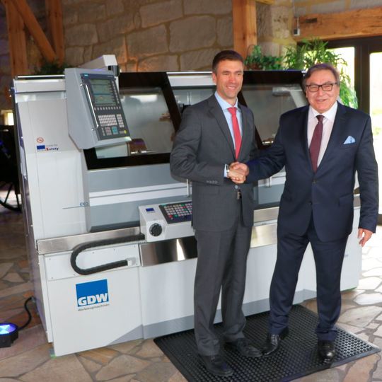 Hans Ort (r.) nach der gemeinsamen Enthüllung der neuen GDW C 400 Z conturline mit Stefan Müller, MdB, Parlamentarischer Staatssekretär im Bundesministerium für Bildung und Forschung, CSU. Hans Ort (r.) nach der gemeinsamen Enthüllung der neuen GDW C 400 Z conturline mit Stefan Müller, MdB, Parlamentarischer Staatssekretär im Bundesministerium für Bildung und Forschung, CSU.
