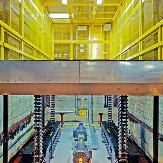 Der nicht belastete, passive Kettenteil kann platzsparend gespeichert oder in ungenutzte Räume umgelenkt werden. Dadurch eröffnen sich ganz neue Gestaltungsmöglichkeiten.