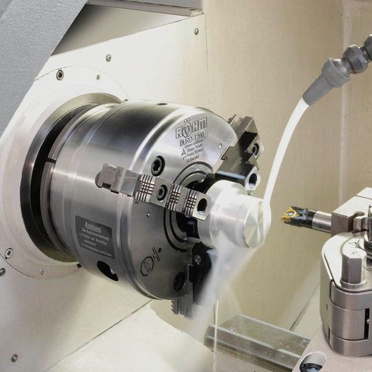 Damit möglichst wenig Kühlmittel von der Frontseite in den Spindelbereich gelangt, wurde die Außenform des Spannfutters inklusive der Spritzwasserkante neu gestaltet.