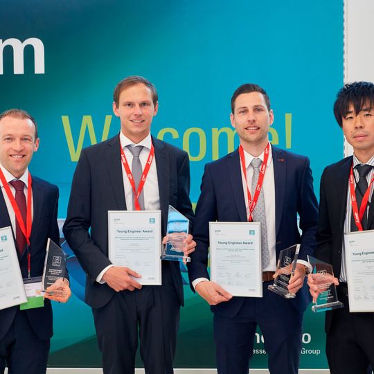 Die Award-Gewinner auf der PCIM Europe 2017 (v.l.n.r.): Alexander Hensel, Siemens, Marco Denk, University of Bayreuth, Franz Stubenrauch, Technical University Munich und Tomoyuki Miyoshi, Hitachi. Die Award-Gewinner auf der PCIM Europe 2017 (v.l.n.r.): Alexander Hensel, Siemens, Marco Denk, University of Bayreuth, Franz Stubenrauch, Technical University Munich und Tomoyuki Miyoshi, Hitachi.