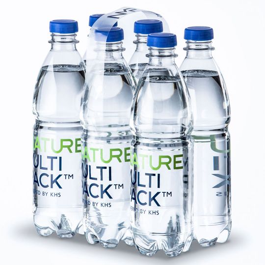 Bleiben wie von Geisterhand zusammen: PET-Flaschen mit der Verpackungslösung Nature Multipack. Bleiben wie von Geisterhand zusammen: PET-Flaschen mit der Verpackungslösung Nature Multipack.