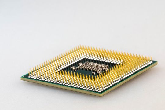 Semiconductor: Beim Herstellen der Prozessoren wird im Mikrometerbereich gearbeitet. Im Chipgehäuse befindet sich der Halbleiter, in dem die elektronische Schaltung realisiert ist. Semiconductor: Beim Herstellen der Prozessoren wird im Mikrometerbereich gearbeitet. Im Chipgehäuse befindet sich der Halbleiter, in dem die elektronische Schaltung realisiert ist.