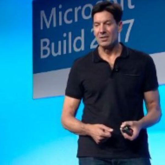 Mark Russinovich, CTO von Microsoft Azure, auf der Build-Entwicklerkonferenz 2017. Nach Ansicht des Technikchefs stellt Hardwarebeschleunigung mittels FPGAs das Rückgrat und die Zukunfts wichtiger Trends des Cloudcomputings dar, wie etwa Big Data oder Maschinelles Lernen. Mark Russinovich, CTO von Microsoft Azure, auf der Build-Entwicklerkonferenz 2017. Nach Ansicht des Technikchefs stellt Hardwarebeschleunigung mittels FPGAs das Rückgrat und die Zukunfts wichtiger Trends des Cloudcomputings dar, wie etwa Big Data oder Maschinelles Lernen.
